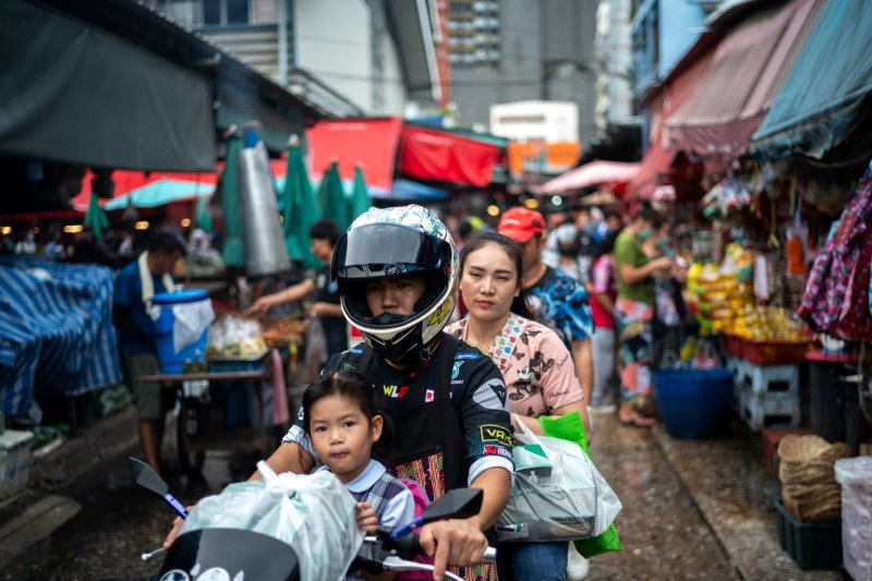 &copy; Reuters. People shop at a market as Thailand is to inject $15.2 bln into economy next year through its digital wallet policy, in Bangkok, Thailand, October 2, 2023. REUTERS/Athit Perawongmetha/ File Photo