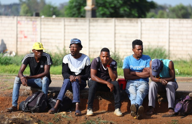 © Reuters. FILE PHOTO: Job seekers wait beside a road for casual work offered by passing motorists in Eikenhof, south of Johannesburg, South Africa, November 20, 2023. REUTERS/Siphiwe Sibeko/File Photo