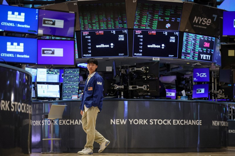 © Reuters. FILE PHOTO: Traders work on the floor at the New York Stock Exchange (NYSE) in New York City, U.S., August 8, 2024.  REUTERS/Brendan McDermid/File Photo