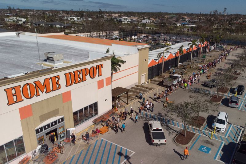 &copy; Reuters. People queue up outside a Home Depot as they wait to shop power generators and other supplies in Cape Coral, Florida, U.S., September 30, 2022. REUTERS/Marco Bello/File Photo