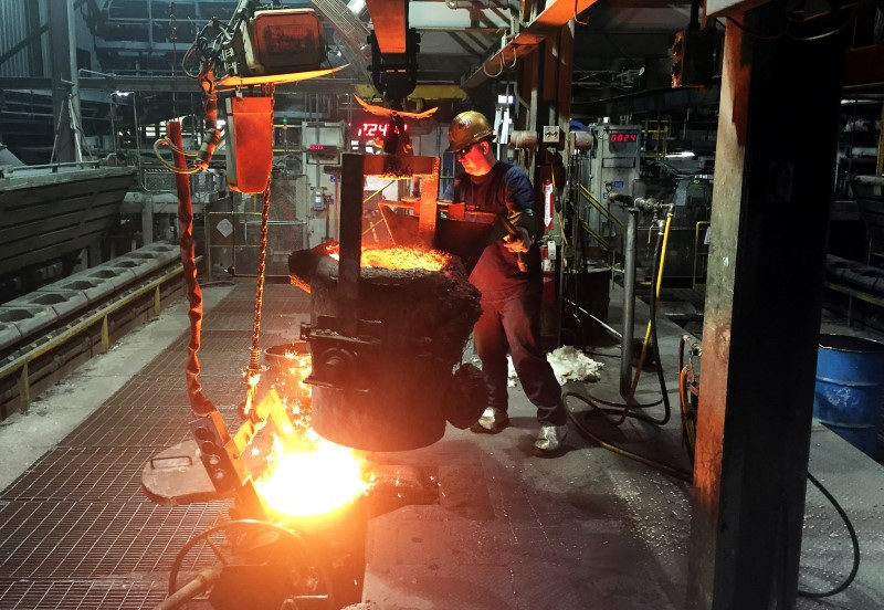 &copy; Reuters. FILE PHOTO: A worker at Bremen Castings, preparing to pour molten iron on the edge of the foundry's production line in Bremen, Indiana, U.S. June 16, 2016.  REUTERS/Tim Aeppel/File Photo