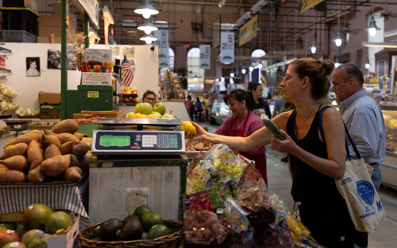 © Reuters. People shop at Eastern Market in Washington, D.C., U.S., August 9, 2024. REUTERS/ Umit Bektas/File Photo