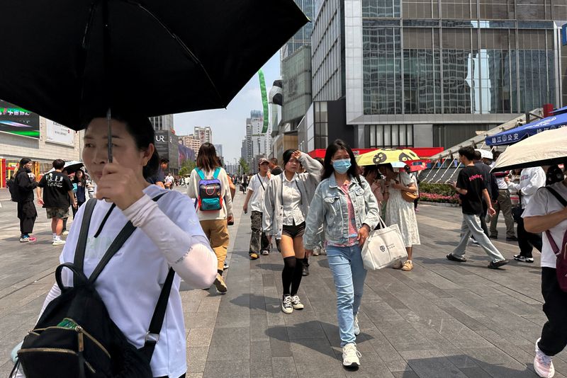 © Reuters. People walk at a shopping area in Chengdu, Sichuan province, China April 13, 2024. REUTERS/Tingshu Wang/ File Photo