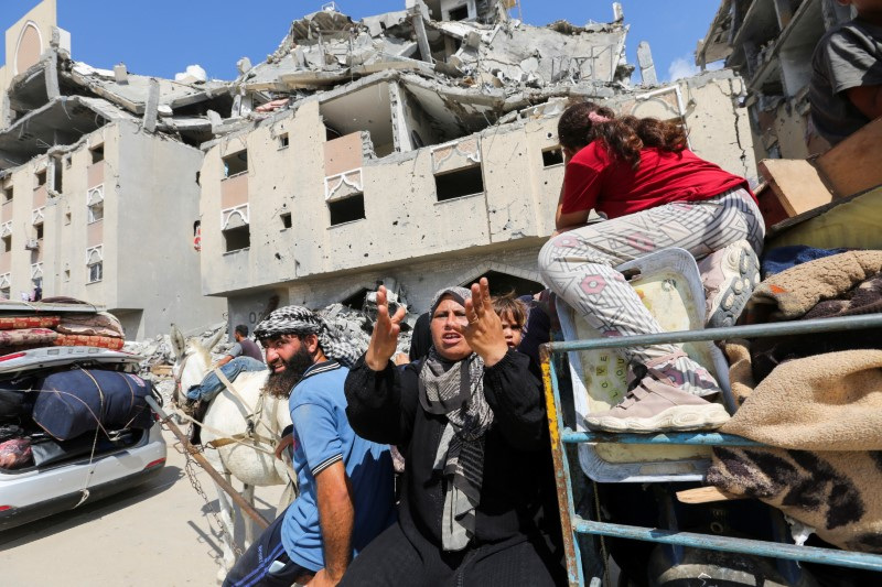 &copy; Reuters. Displaced Palestinians make their way as they flee Hamad City following an Israeli evacuation order, amid Israel-Hamas conflict, in Khan Younis in the southern Gaza Strip August 11, 2024. REUTERS/Hatem Khaled