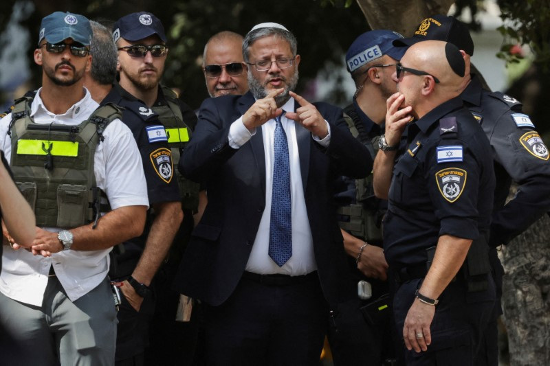 © Reuters. FILE PHOTO: Israel's National Security Minister Itamar Ben-Gvir talks to emergency responders at the scene of a suspected stabbing attack in Holon, Israel, August 4, 2024. REUTERS/Ricardo Moraes/File Photo