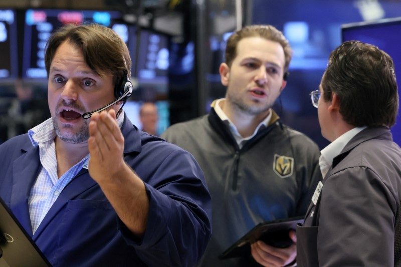 &copy; Reuters. Traders work on the floor at the New York Stock Exchange (NYSE) in New York City, U.S., June 3, 2024.  REUTERS/Brendan McDermid