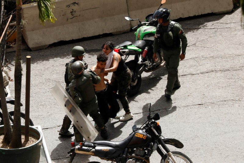 &copy; Reuters. Membros da Guarda Nacional Bolivariana prendem manifestante que protestava contra os resultados da eleição presidencial na Venezuela em Caracasn30/07/2024 REUTERS/Leonardo Fernandez Viloria