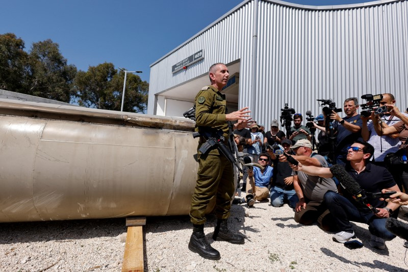 &copy; Reuters. Porta-voz militar de Israel Daniel Hagari na base Julis, sul de Israeln 16/4/2024   REUTERS/Amir Cohen