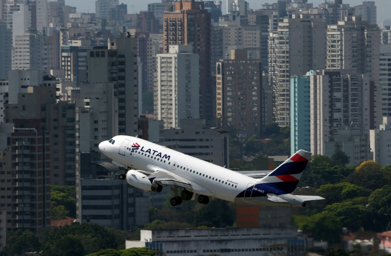 &copy; Reuters. Avião da Latamn11/07/2017nREUTERS/Paulo Whitaker/File Photo