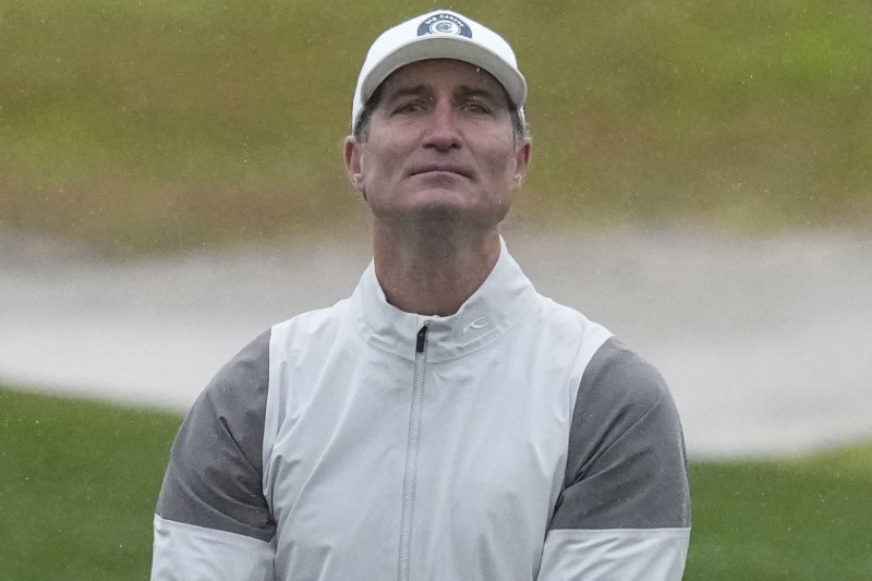 © Reuters. February 3, 2023; Pebble Beach, California, USA; Brian Niccol watches his chip shot on the 10th hole during the second round of the AT&T Pebble Beach Pro-Am golf tournament at Monterey Peninsula Country Club - Shore Course. Ray Acevedo-USA TODAY Sports