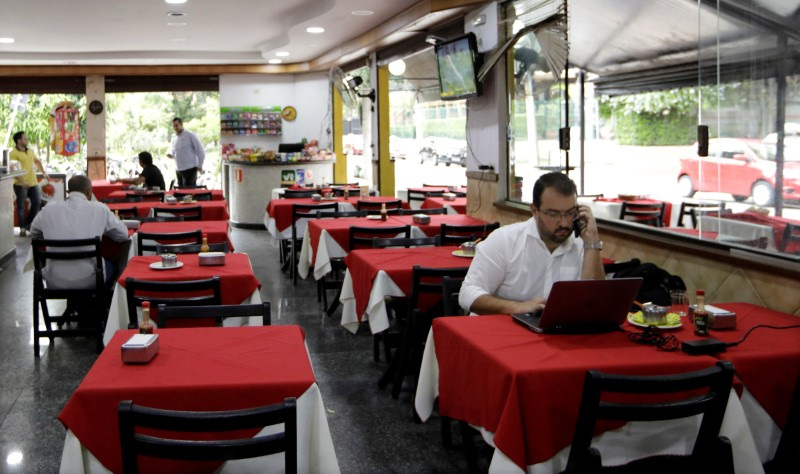 © Reuters. FILE PHOTO: A man works on his laptop at a restaurant in Sao Paulo, Brazil October 20, 2017.  REUTERS/Paulo Whitaker/File Photo