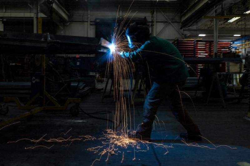 © Reuters. A worker welds at a factory floor in Columbus, Ohio, U.S., March 26, 2024.  REUTERS/Carlos Barria/File Photo