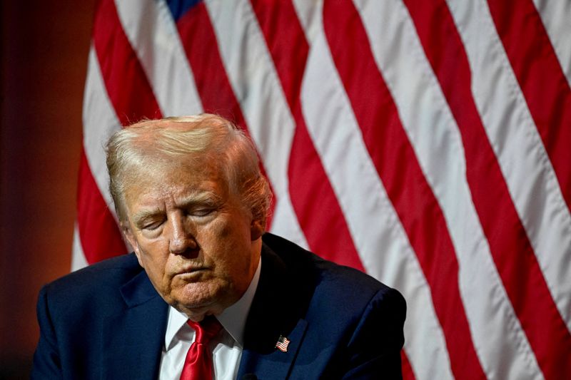 &copy; Reuters. FILE PHOTO: Republican presidential nominee and former U.S. President Donald Trump closes his eyes during a panel of the National Association of Black Journalists (NABJ) convention in Chicago, Illinois, U.S. July 31, 2024. REUTERS/Vincent Alban/File Photo