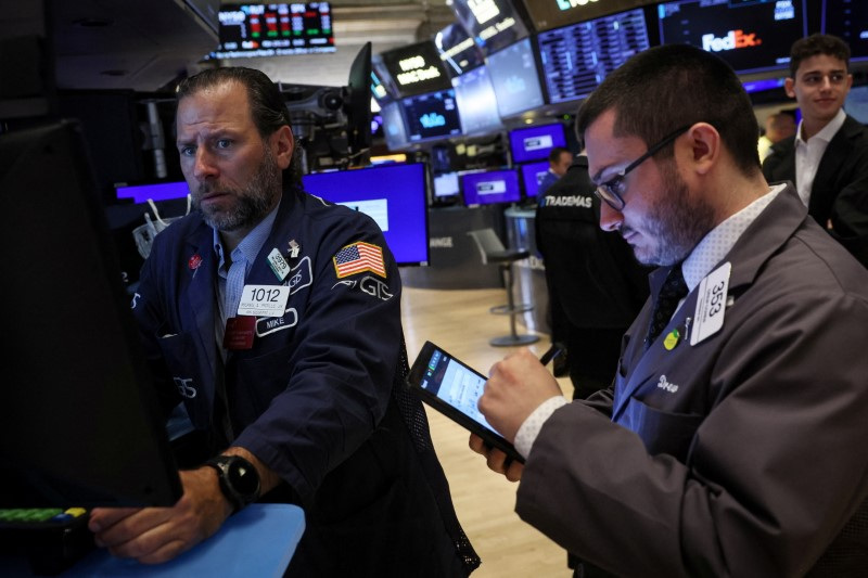 © Reuters. FILE PHOTO: Traders work on the floor at the New York Stock Exchange (NYSE) in New York City, U.S., June 24, 2024.  REUTERS/Brendan McDermid