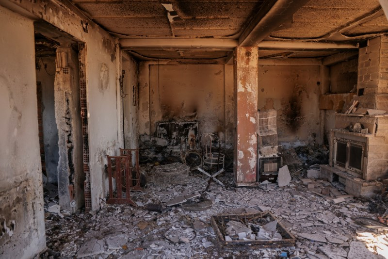 © Reuters. A view shows the destroyed interior of the house of Sakis Morfis, 70, following a wildfire in Vrilissia, near Athens, Greece, August 13, 2024. REUTERS/Stelios Misinas