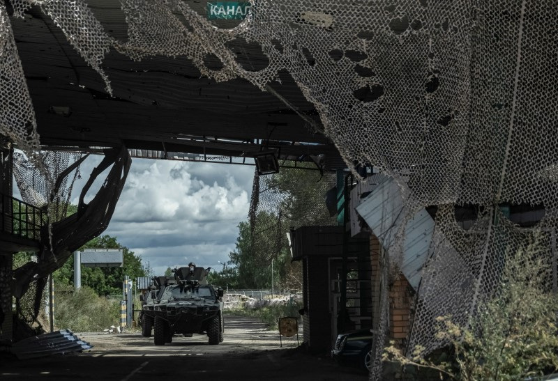 © Reuters. Ukrainian servicemen ride a military vehicle from a crossing point at the border with Russia, amid Russia's attack on Ukraine, in Sumy region, Ukraine August 13, 2024. REUTERS/Viacheslav Ratynskyi