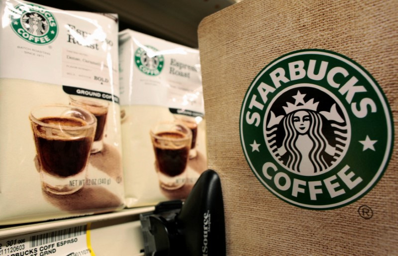 © Reuters. FILE PHOTO: Packages of Starbucks coffee are seen at a supermarket in Santa Monica, California January 27, 2011. REUTERS/Lucy Nicholson/File Photo