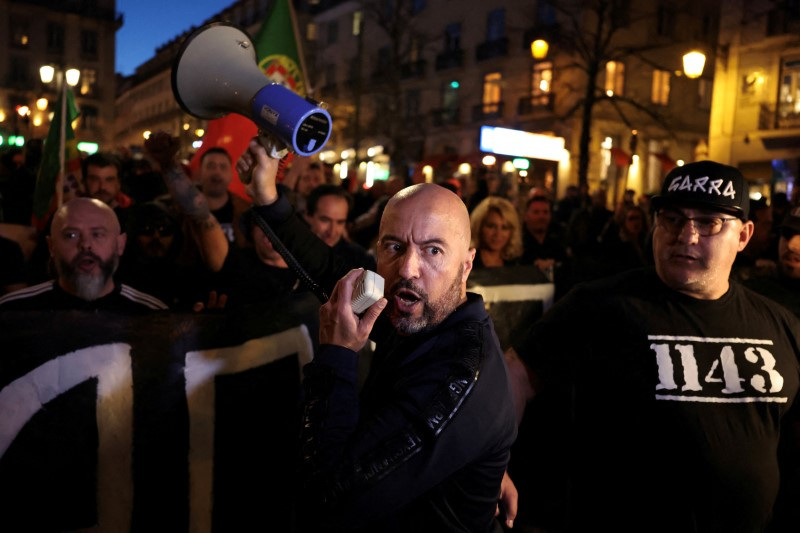 &copy; Reuters. Mario Machado, líder do grupo de extrema direita 1143, grita palavras de ordem durante manifestação em Lisboa, Portugaln03/02/2024nREUTERS/Pedro Nunes
