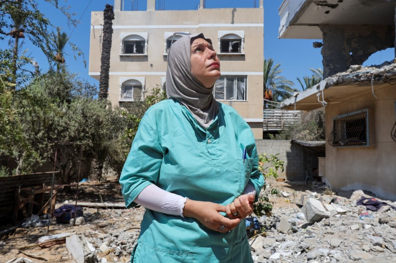 &copy; Reuters. Médica Lobna al-Azaiza, em Deir Al-Balah, na Faixa de Gazan12/08/2024nREUTERS/Ramadan Abed