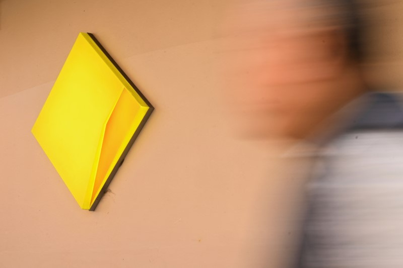 © Reuters. FILE PHOTO: A person walks past a Commonwealth Bank building in the Sydney Central Business District, in Sydney, Australia, May 14, 2024. REUTERS/Jaimi Joy/File Photo