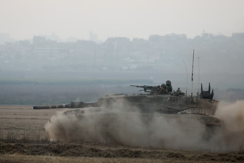 &copy; Reuters. FILE PHOTO: An Israeli tank manoeuvres, amid the Israel-Hamas conflict, near the Israel-Gaza border, in Israel, July 9, 2024. REUTERS/Amir Cohen/File Photo