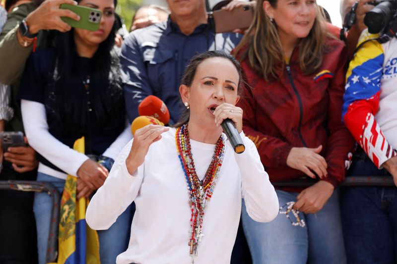 &copy; Reuters. A líder da oposição venezuelana Maía Corina Machado fala durante protesto contra os resultados eleitorais que concederam ao presidente da Venezuela, Nicolás Maduro, um terceiro mandato, em Caracas, Venezuelan03/08/2024nREUTERS/Leonardo Fernandez Vilo