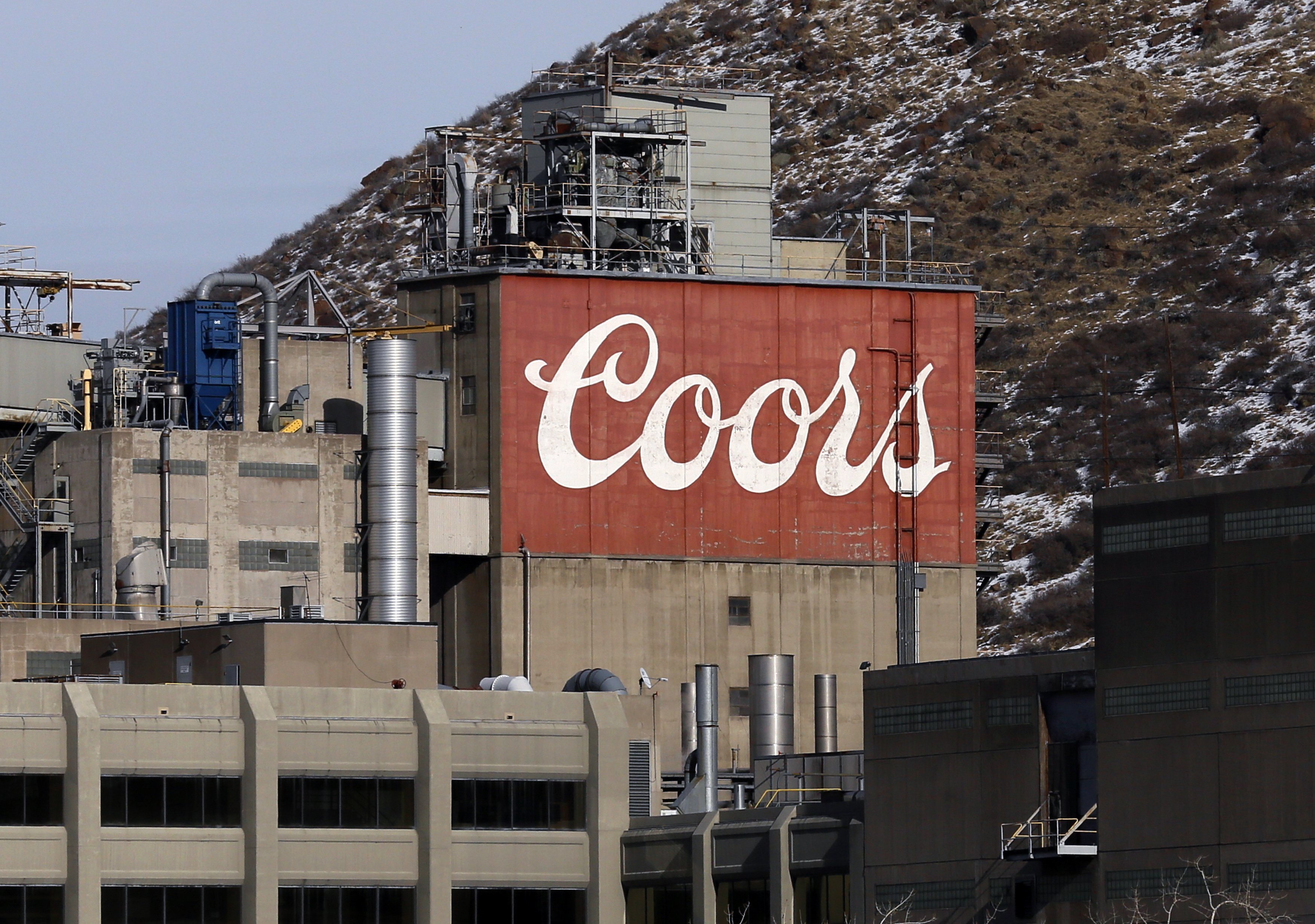 © Reuters. FILE PHOTO: The sign on the Coors brewery is seen in Golden, Colorado February 12, 2014. REUTERS/Rick Wilking/ File Photo