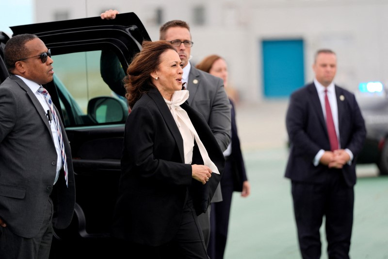 © Reuters. FILE PHOTO: Democratic presidential candidate and U.S. Vice President Kamala Harris arrives to board Air Force Two at San Francisco International Airport, in San Francisco, California, U.S.,  August 11, 2024 . Julia Nikhinson/Pool via REUTERS/File Photo