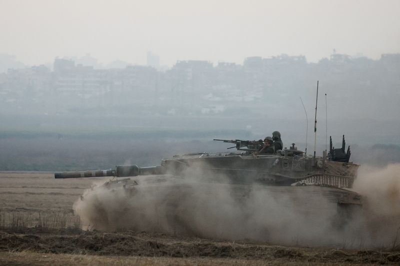 &copy; Reuters. Tanque israelense manobra perto da fronteira com Gazan09/07/2024nREUTERS/Amir Cohen