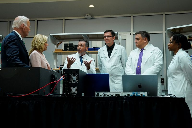 © Reuters. U.S. President Joe Biden and first lady Jill Biden participate in a tour related to the Biden administration's 