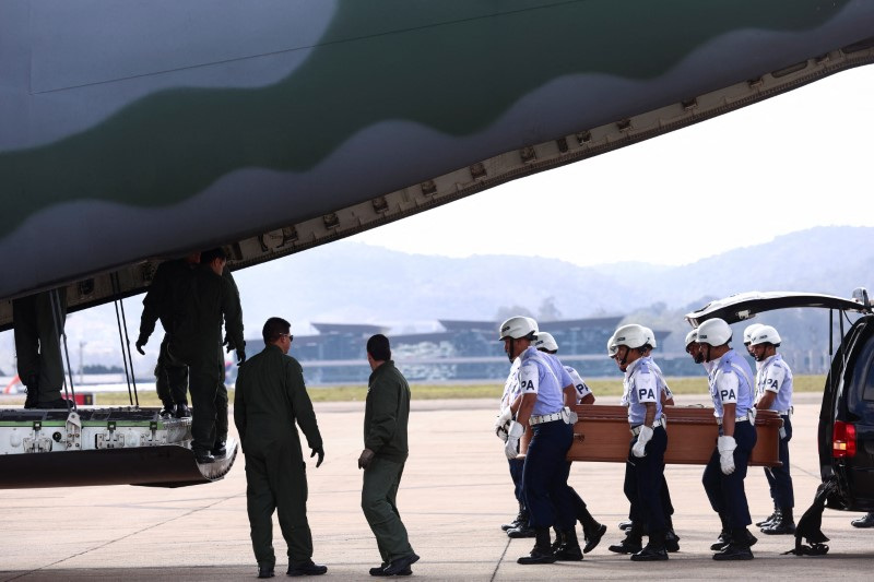 &copy; Reuters. Militares da FAB transportam caixão com corpo de uma das vítimas do acidente aéreo da Voepassn13/08/2023nREUTERS/Carla Carniel