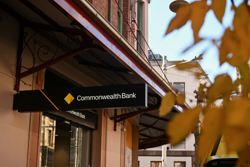 © Reuters. FILE PHOTO: A view of the Commonwealth Bank building facade in the Sydney Central Business District, in Sydney, Australia, May 14, 2024. REUTERS/Jaimi Joy/File Photo