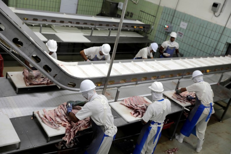 © Reuters. FILE PHOTO: Employees work at the assembly line of jerked beef at a plant of JBS S.A, the world's largest beef producer, in Santana de Parnaiba, Brazil December 19, 2017. REUTERS/Paulo Whitaker/File Photo