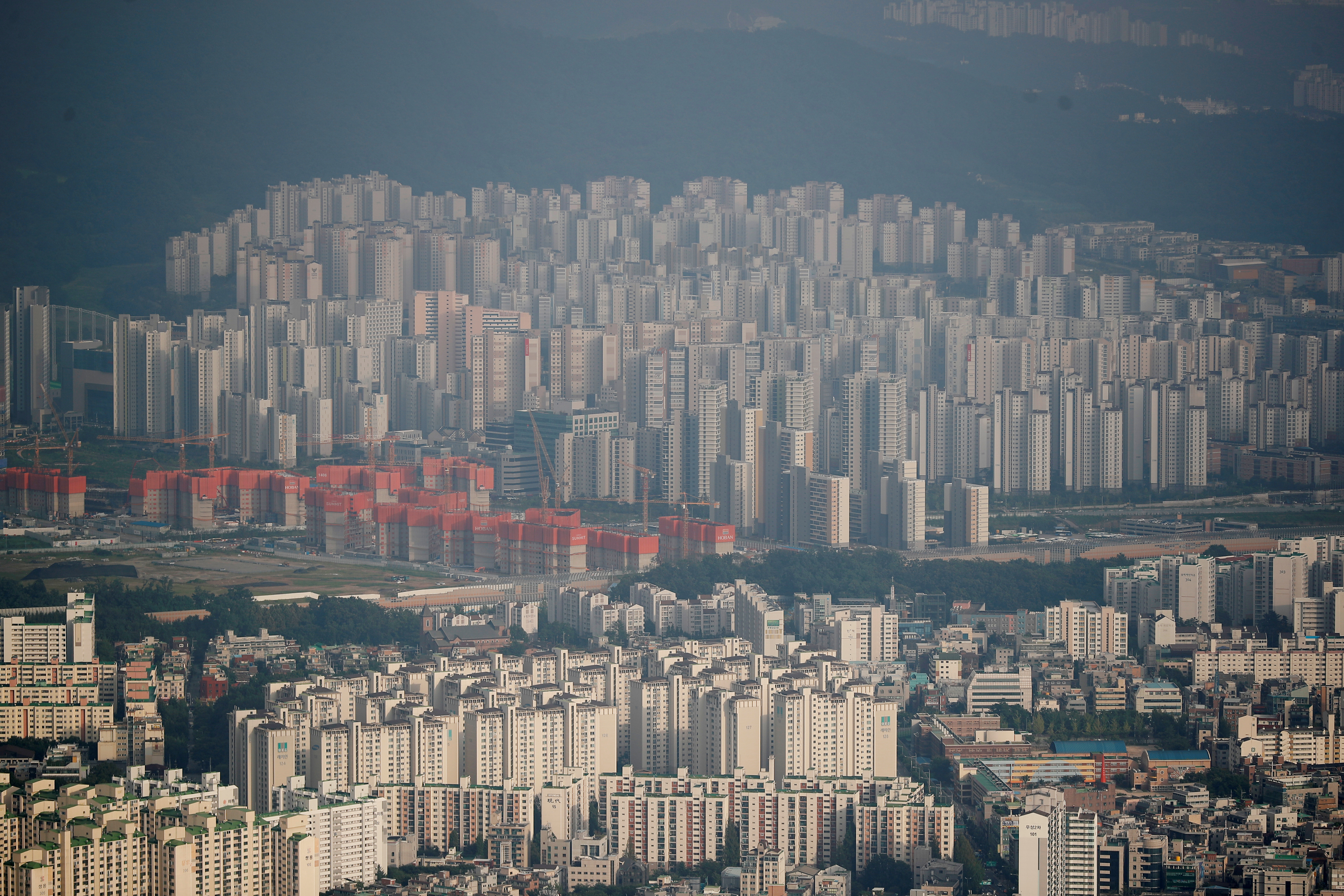 &copy; Reuters. FILE PHOTO: A general view of apartment complexes in Seoul, South Korea, August 7, 2020.    REUTERS/Kim Hong-Ji/File Photo