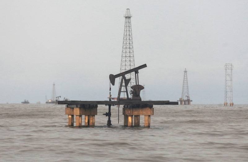 © Reuters. FILE PHOTO: An oil rig is seen on Lake Maracaibo, in Cabimas, Venezuela October 14, 2022. REUTERS/Issac Urrutia/File Photo