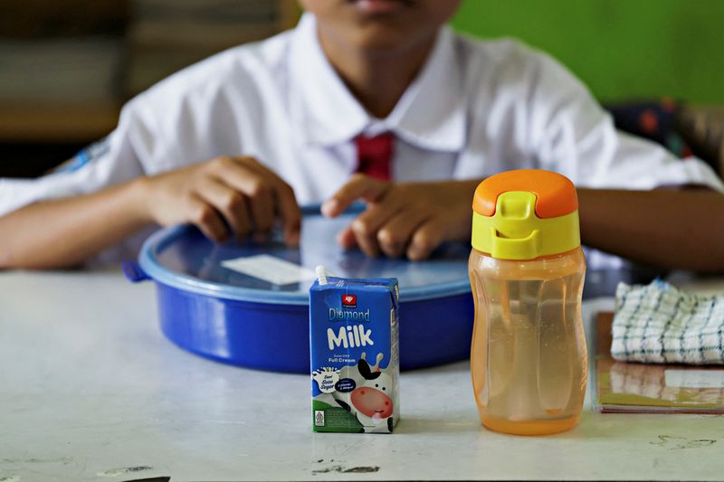 © Reuters. A box of milk is pictured during a free-lunch programme trial at an elementary school in Tangerang, Indonesia, August 5, 2024. REUTERS/Ajeng Dinar Ulfiana