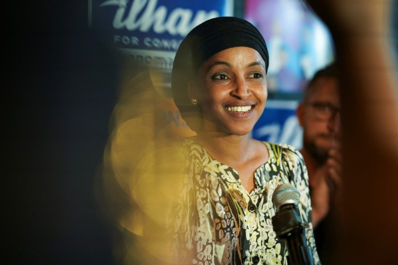 © Reuters. U.S. Democratic House Representative Ilhan Omar (D-MN) speaks to supporters after announcing her victory in the Minnesota Democratic Primary election at Nighthawks in Minneapolis, Minnesota, U.S. August 13, 2024. REUTERS/Ben Brewer