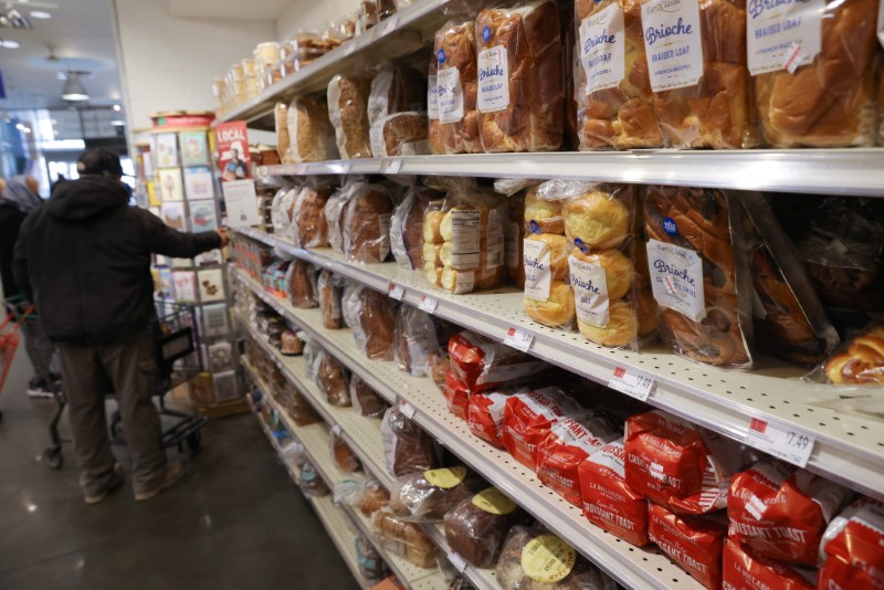 &copy; Reuters. FILE PHOTO: A person shops for bread in a store in Manhattan, New York City, U.S., March 29, 2022. REUTERS/Andrew Kelly/File photo