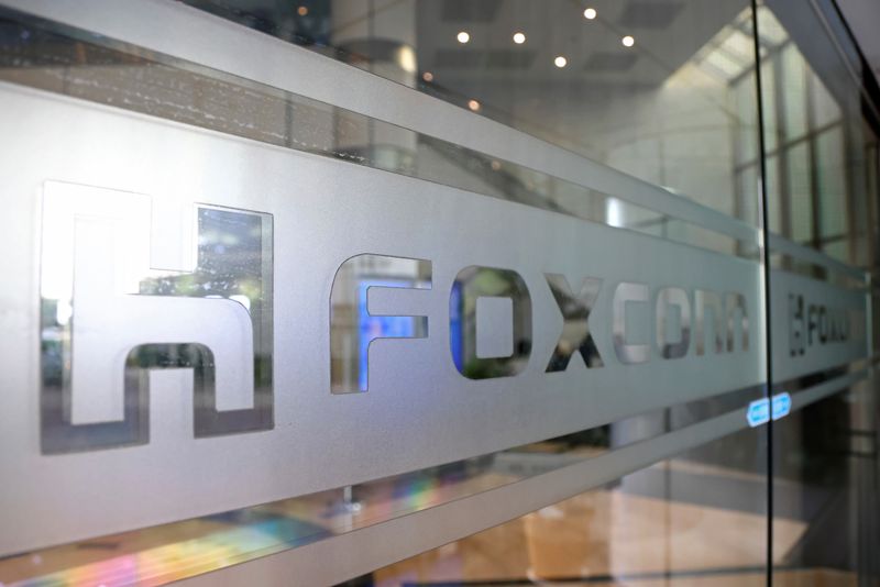 © Reuters. ẢNH TẬP TIN: Một biển hiệu của Foxconn được nhìn thấy tại một cửa kính bên trong tòa nhà văn phòng của công ty tại Đài Bắc, Đài Loan ngày 12 tháng 11 năm 2020. REUTERS/Ann Wang/Ảnh tập tin