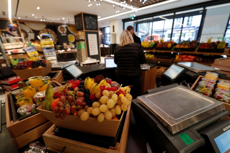 &copy; Reuters. Una vista mostra La Grande Epicerie de Paris, una food hall a tre piani, nel 16° distretto di Parigi, Francia, 8 novembre 2017. REUTERS/Philippe Wojazer/