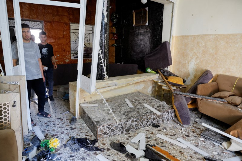 © Reuters. FILE PHOTO: Palestinians inspect a house damaged in an Israeli raid, in Tubas, in the Israeli-occupied West Bank, August 14, 2024. REUTERS/Raneen Sawafta/File Photo