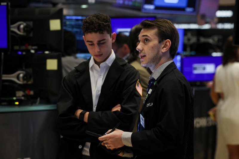 © Reuters. Traders work on the floor at the New York Stock Exchange (NYSE) in New York City, U.S., June 24, 2024.  REUTERS/Brendan McDermid/File Photo