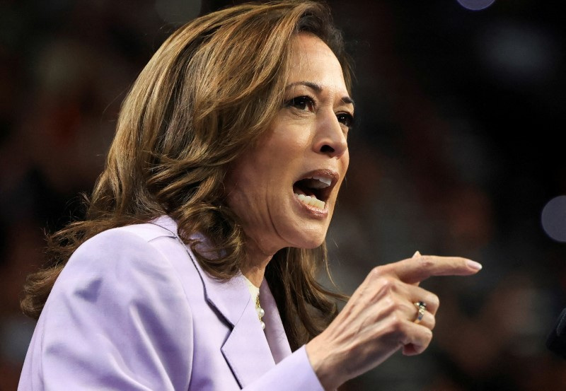 &copy; Reuters. FILE PHOTO: Democratic presidential candidate and U.S. Vice President Kamala Harris speaks at a campaign event at UNLV (University of Nevada, Las Vegas) campus, in Las Vegas, Nevada, U.S., August 10, 2024. REUTERS/Kevin Mohatt/File Photo