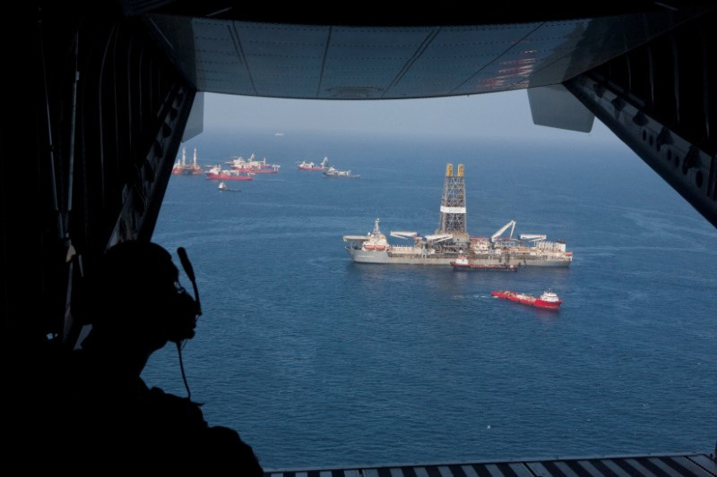 © Reuters. FILE PHOTO: A crew member aboard a US Coast Guard plane looks over the Discoverer Enterprise drillship at the site of the Deepwater Horizon oil disaster in the Gulf of Mexico off the Louisiana coast July 23, 2010. REUTERS/Lee Celano/File Photo