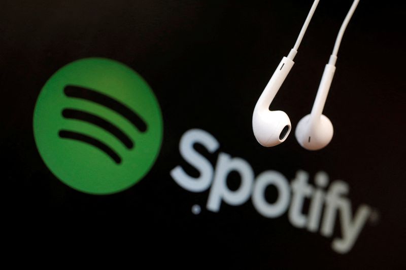 © Reuters. Headphones are seen in front of a logo of online music streaming service Spotify in this illustration picture taken in Strasbourg, February 18, 2014. REUTERS/Christian Hartmann/File Photo