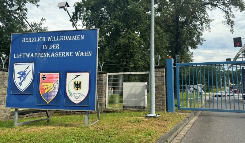 © Reuters. A view shows the entrance to the German air force base of Cologne-Wahn next to Cologne Bonn Airport after it has been sealed off and the soldiers working there were advised not to drink tap water as authorities investigate what may be an act of sabotage, according to a local media report, in Cologne, Germany, August 14, 2024.   REUTERS/Stephane Nitschke