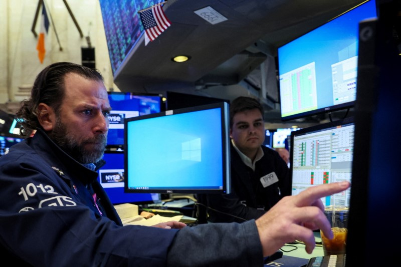 © Reuters. Traders work on the floor of the New York Stock Exchange (NYSE) in New York City, U.S., November 15, 2022. REUTERS/Brendan McDermid/ File Photo