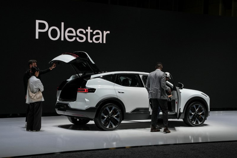 &copy; Reuters. Guests look at the Polestar 4 electric SUV at the New York International Auto Show Press Preview, in Manhattan, New York City, U.S., March 27, 2024. REUTERS/David Dee Delgado/File Photo