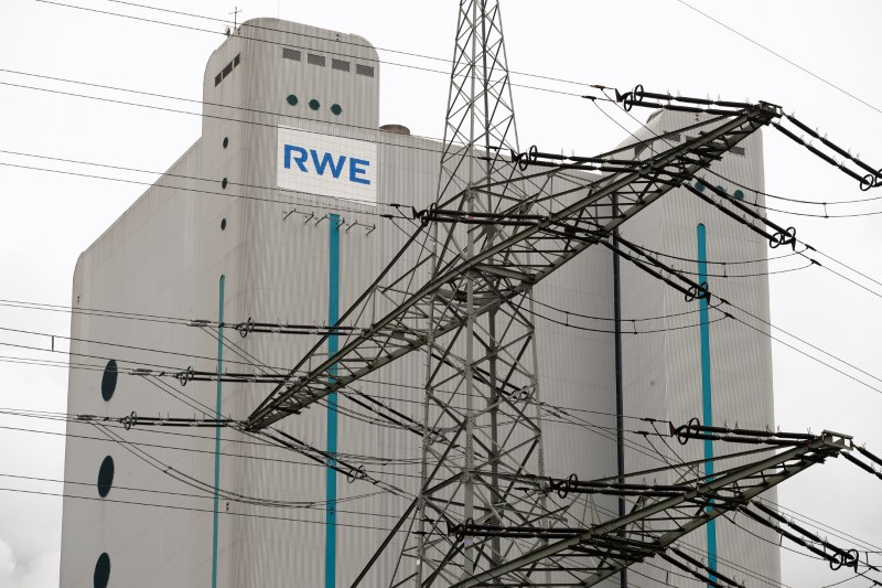 &copy; Reuters. High-voltage lines are seen in front of the lignite-fired Niederaussem power station of RWE, one of Europe's biggest electricity companies in Niederaussem, north-west of Cologne, Germany, March 12, 2019.   REUTERS/Wolfgang Rattay/File Photo