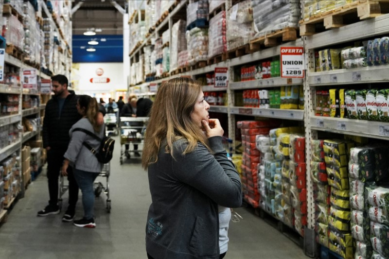 © Reuters. Constumers check products at a wholesaler, as Argentina is due to release consumer inflation data for April, in Buenos Aires, Argentina May 10, 2024. REUTERS/Irina Dambrauskas/ File Photo